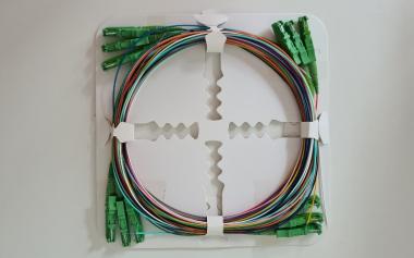 Faserpigtail E2000®/APC8°, 12er Satz, farb. Fasern 900µm, 2m, 9/125µm OS2 