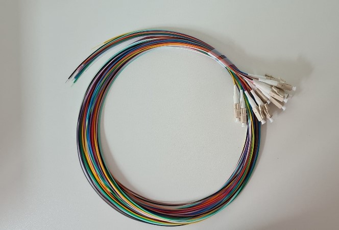 Faserpigtail LC 50/125µ OM3 0,9mm LSZH / 12er Satz, farb. Fasern, 2m 